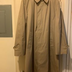 NEW LONDON  FOG MAINCOAT  RAIN  TRENC H  COAT  . REMOVABLE  ZIP . LINED . SIZE 40 REG . 41” LENGHT