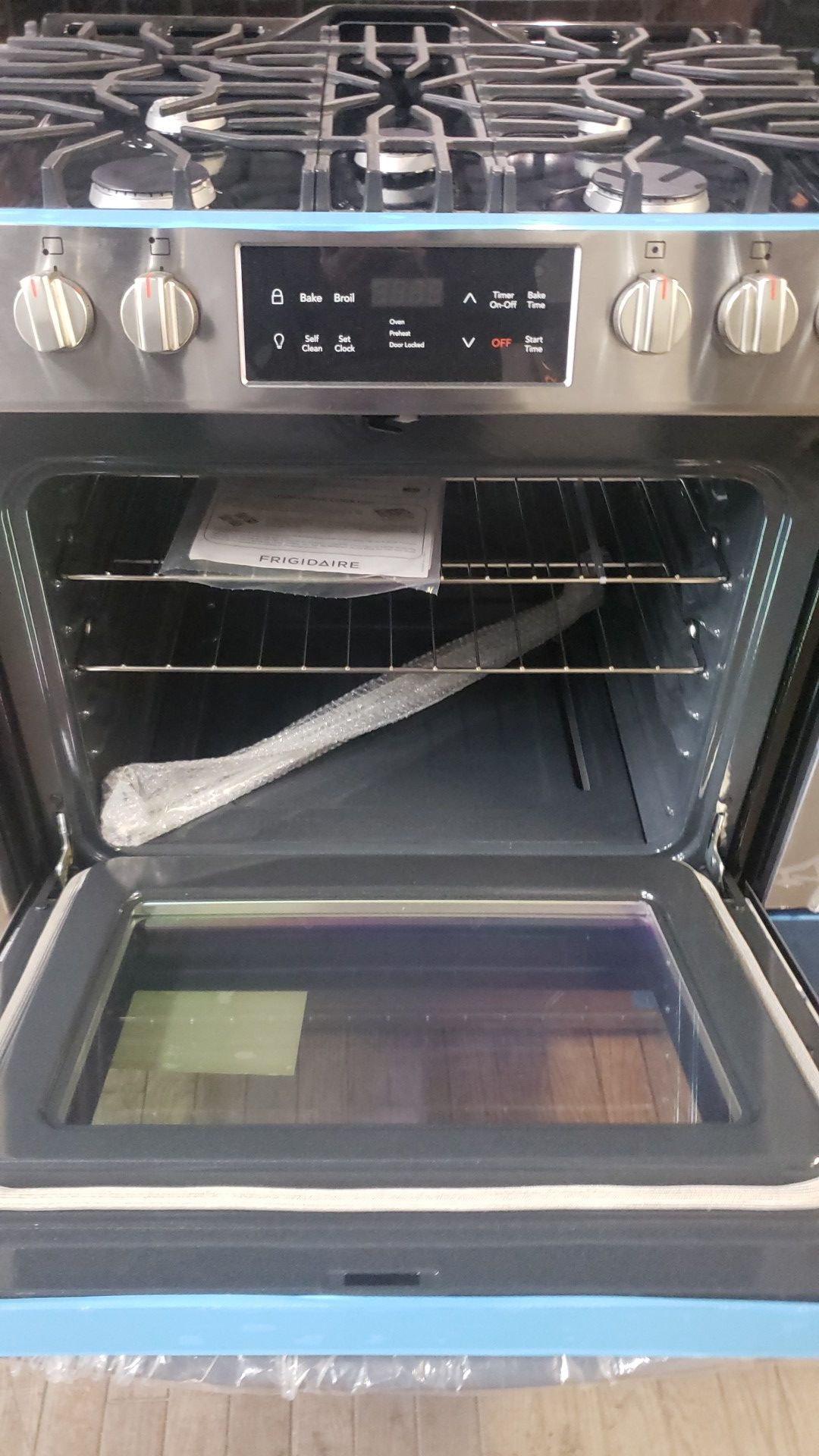 New Frigidaire Slide in 30" in stainless steel with 5 burners