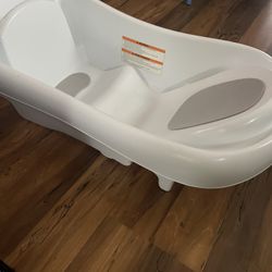 Children’s Kids Baby Infant Bathtub. Cash only. Everett/Pinehurst pick up area.