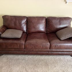 Excellent Condition Bernhardt Leather Couch