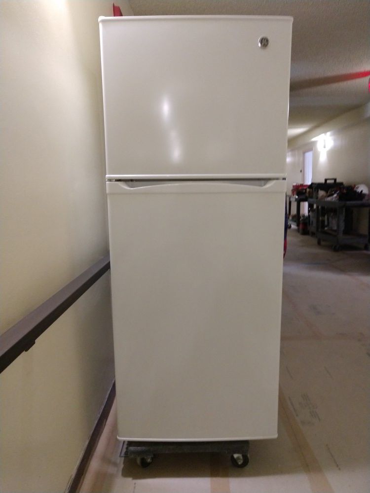 GE 20" white apartment size refrigerator