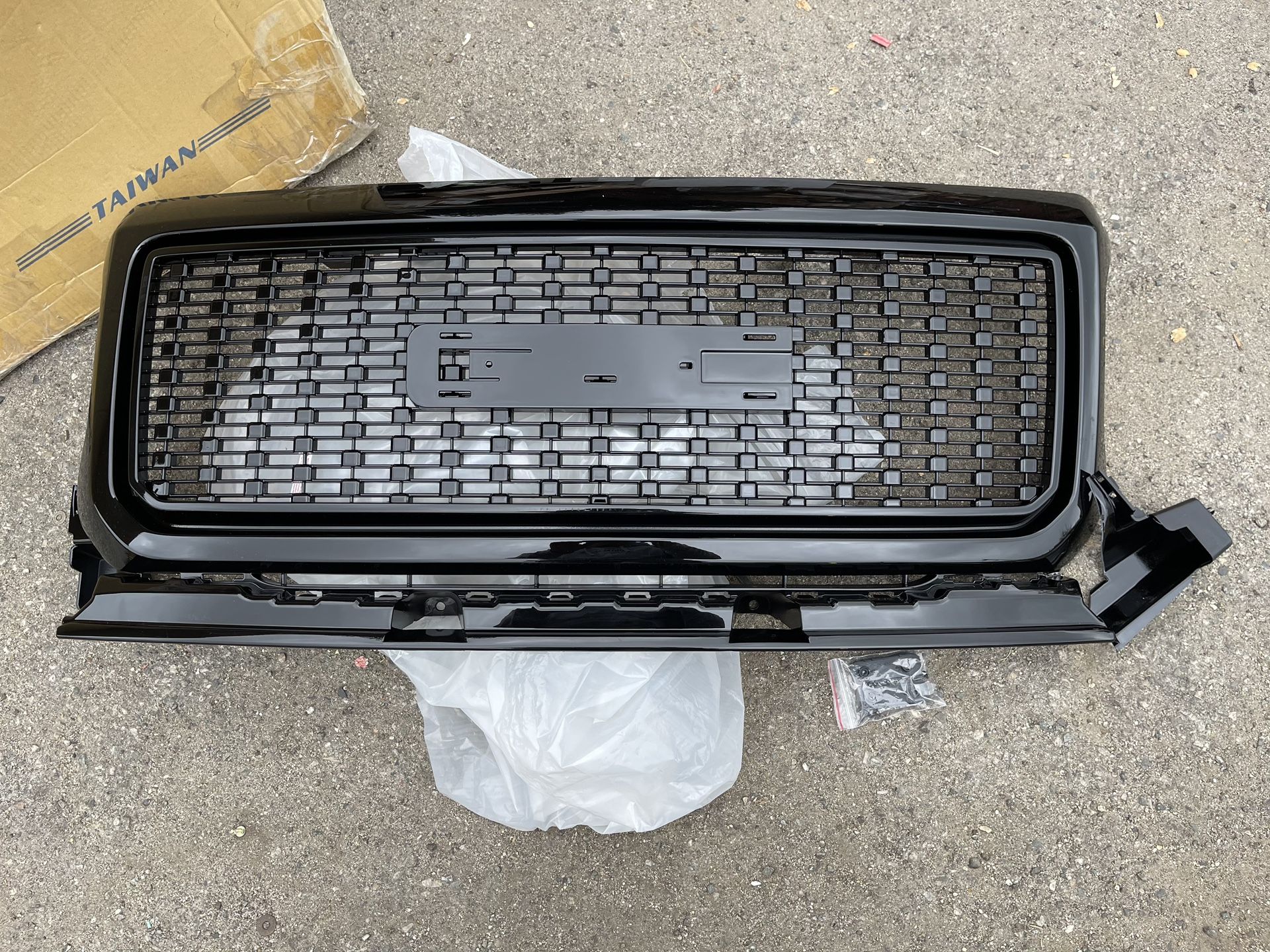 Broken 15-18 GMC Canyon ABS Denali Style Front Bumper/Hood Grille/Grill (Black)