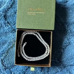 Beautiful 100% still in silver tenant necklace