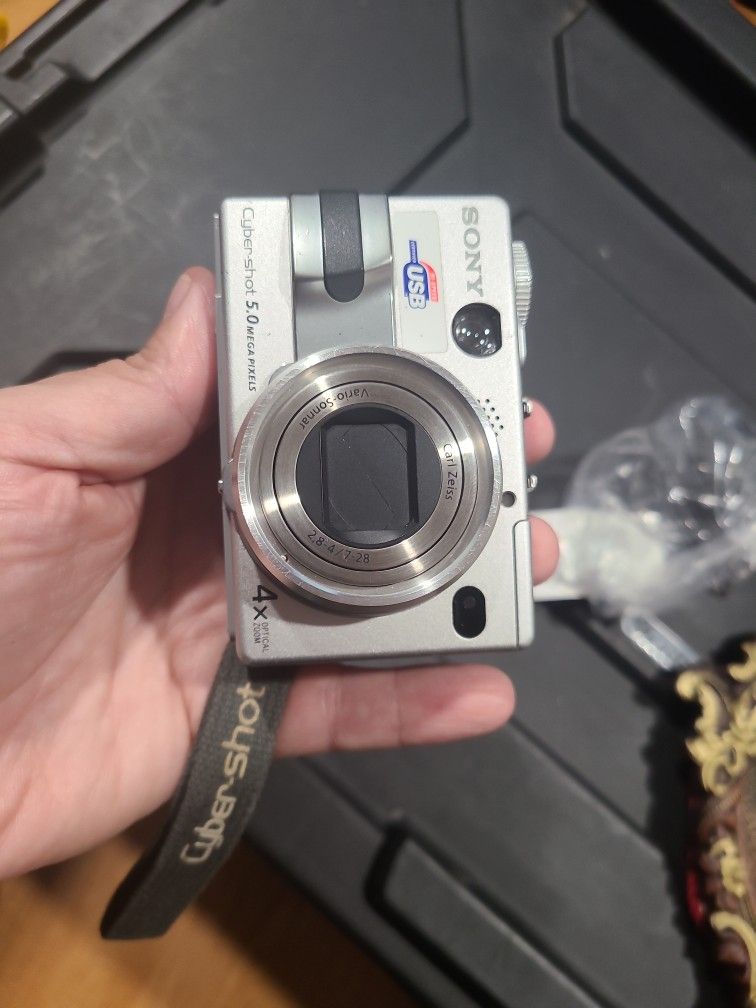 Sony Cyber-shot DSC-V1 5.0MP Compact Digital Camera