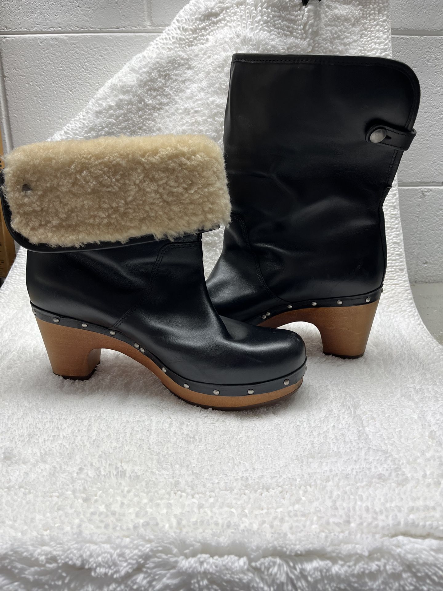 UGG Clog Boot Size W 8