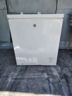 Freezer GE  W 28 " 3/4 , D 19" 1/2, H 33"1/2