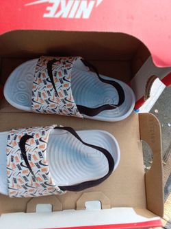 Nike girl slippers