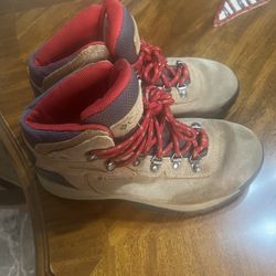 Women’s Columbia Hiking Boots 6