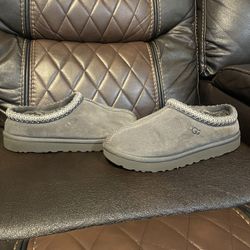 UGG FOR WOMEN $10 Size 9