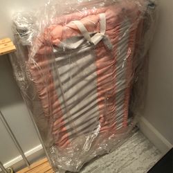 Bed rails in pink. Fantastic condition. Perfect for twin size bed. Expandable