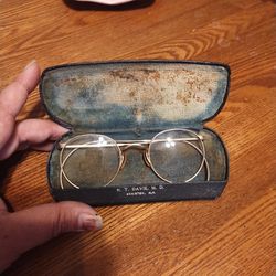  Mid Vintage Eye Glasses and Glass Case Glasses are a Golden Color and the Glass Case Is a Dark Brown Color Small Frame 