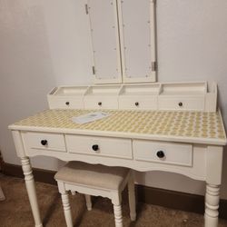 Makeup Vanity with stool. White. Pineapple themed.