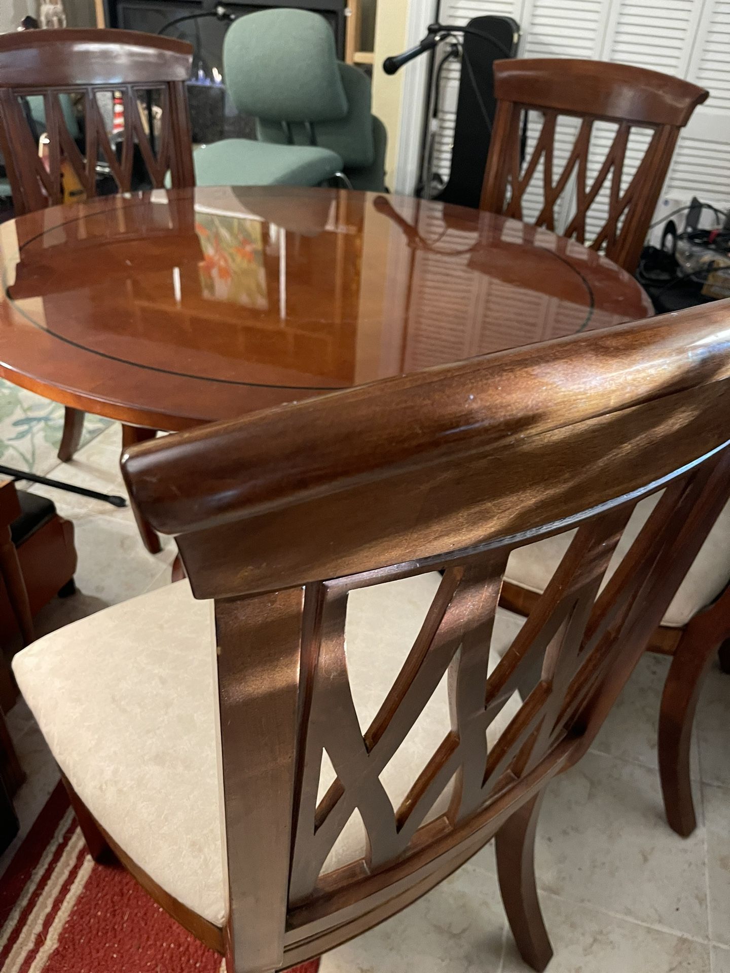Round Table, Four Chairs. Excellent High End Beauty