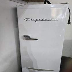 Vintage Frigidaire Mini Refrigerator – Retro Style!