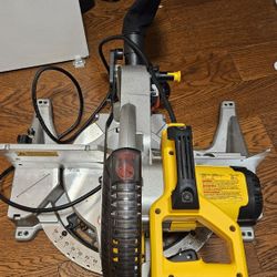 DEWALT 15 Amp 12-in

Compound Miter Saw