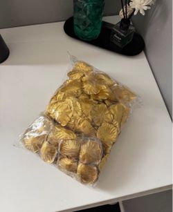 2000 gold rose petals