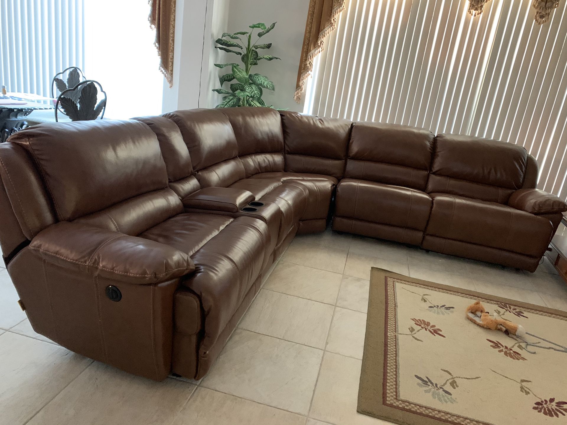 Let hLeather sectional couch ,just one time sat on it, like brand new