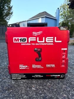 NEW Milwaukee M18 FUEL 3/8” Mid-Torque Impact Wrench Kit – 2 Batteries