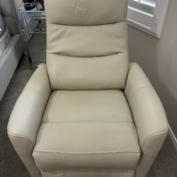 2 Recliner Chairs 