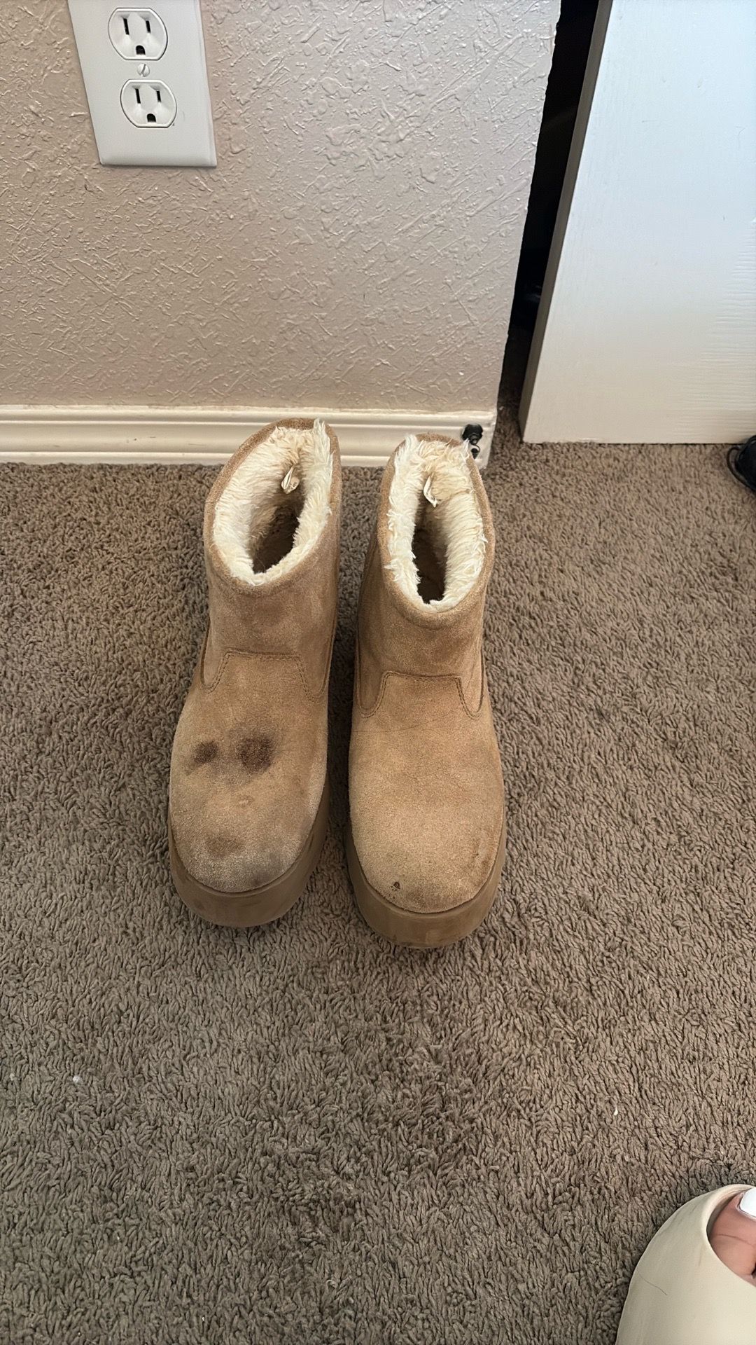 Women’s fur boots