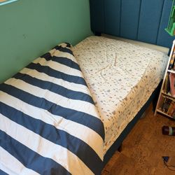 Kid Twin Frame + Mattress, Sheets & Comforter 