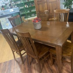 Beautiful Wood Dining Room Table And 6 Chairs ( Excellent Condition )