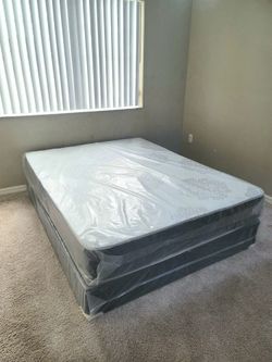 NEW QUEEN-SIZE MATTRESS AND BOX SPRING π€