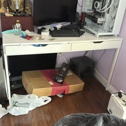 Computer desk (Like New)