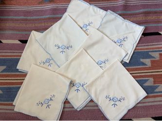 Set of 8 Vintage Embroidered Napkins – 1930s/40s – Excellent Condition