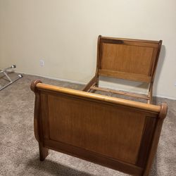 Solid Wood Twin Sleigh Bed (Gallery Furniture) $100 Pickup Humble 77396