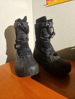 Kids winter boots, size 13. $10