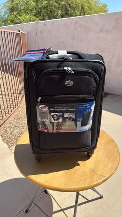 American Tourister iLite Xtreme 21in Spinner Luggage NEW!