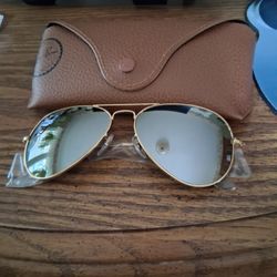 RAY BAN AVIATORS WITH A GOLD FRAME AND SILVER MIRROR LENSES. BRAND NEW