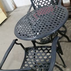 In Good Condition Cast Aluminum Heavy Patio Outdoor Chairs And Table