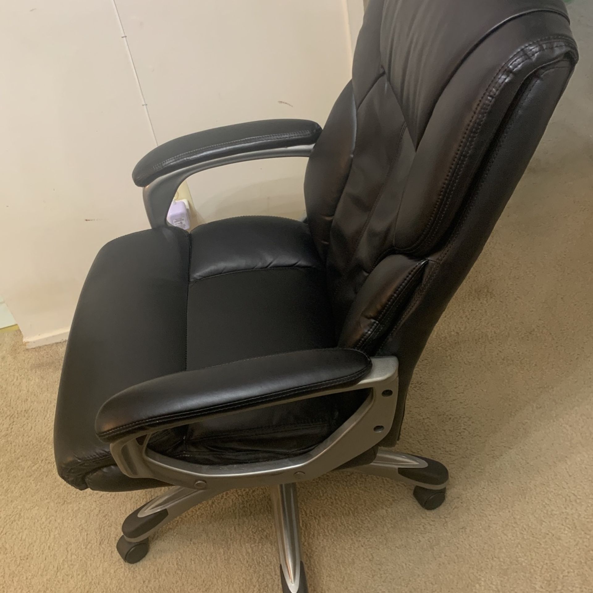 AmazonBasics High-back Executive Swivel Chair