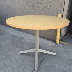 Round Dinning Table