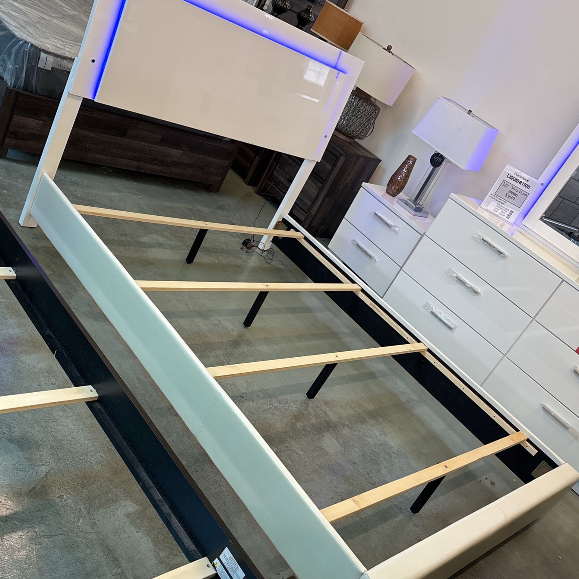 NEW 4 Pcs Queen Bedroom Set