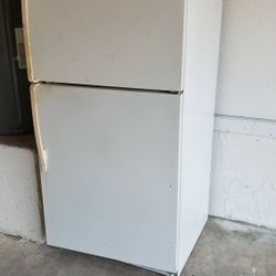 Whilpool Refrigerator Large 21 cu ft with Ice Maker - Top-freezer White