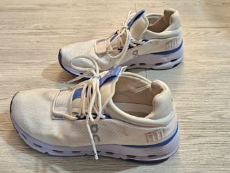 On cloud Women's size 6 shoes