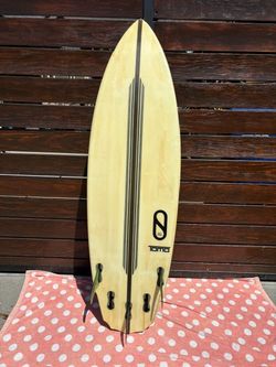5’8 Tomo Sci-Fi Surfboard + fins