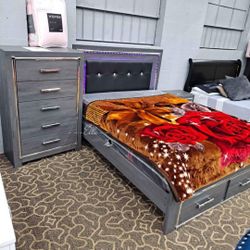 🩶4 Piece Lodanna Gray Upholstered Storage Panel Bedroom Set
Ashley Furniture$20 Down Payment and delivery available 