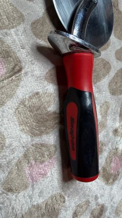 Snap on pizza cutter