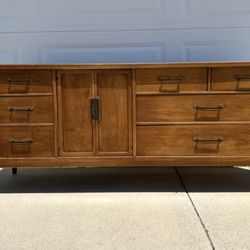 10 Drawer Mid Century Dresser / Made By: Drexel Furniture 