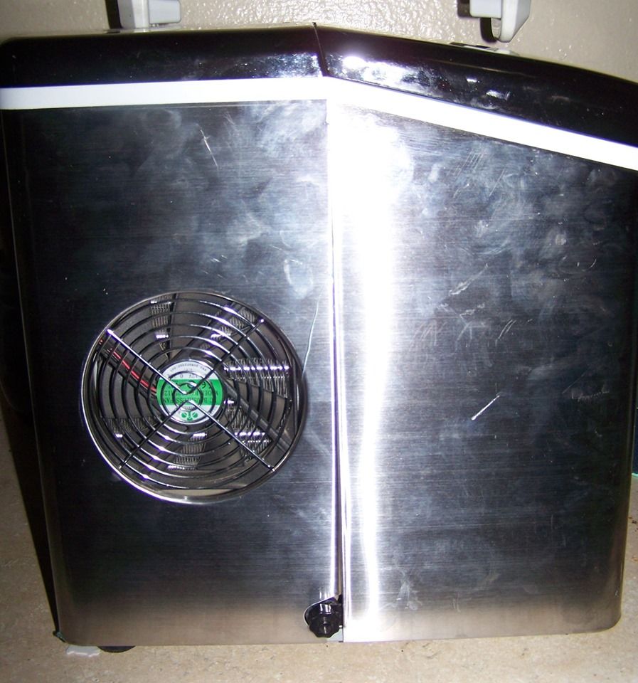 IGLOO Portable Electronic Ice Maker Machine Model (ICE103) TURNS ON BUT