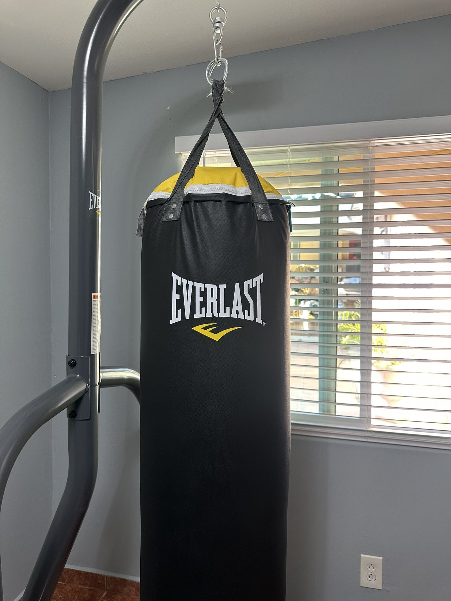 EVERLAST PUNCHING BAG