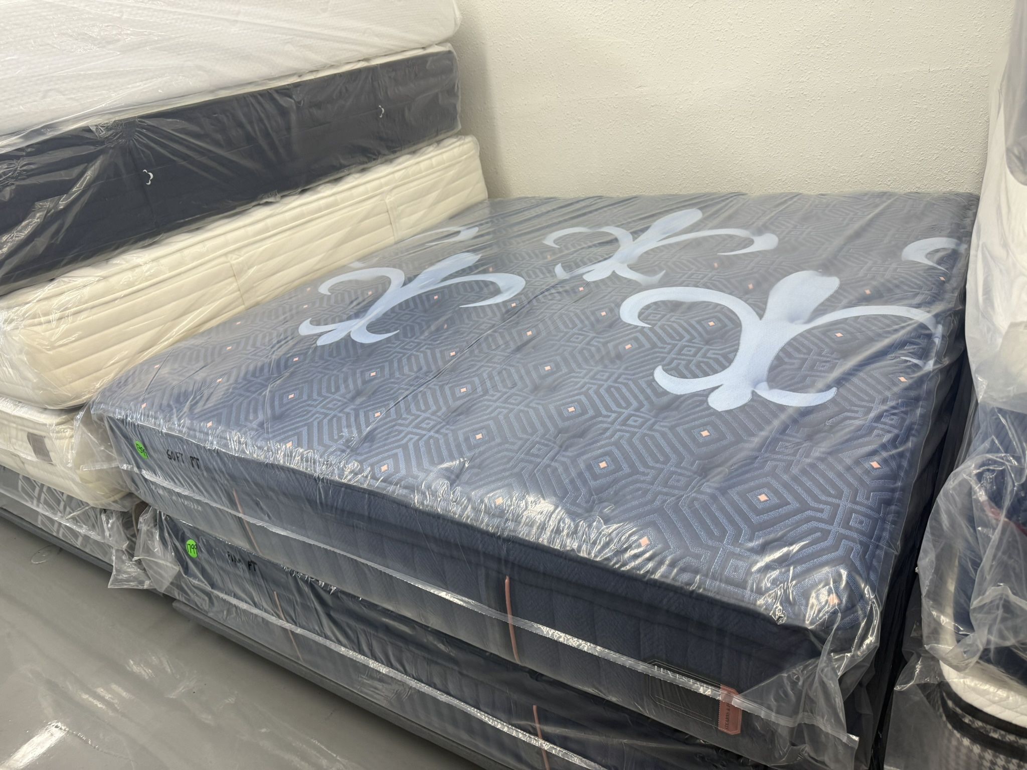 KING SIZE STEARNS & FOSTER LUX ESTATE (SOFT) EURO PILLOW TOP MATTRESS & BOX SPRINGS BED SET