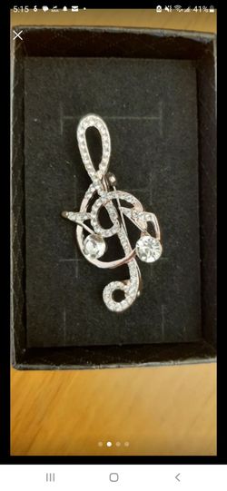 Brooch with a treble clef design