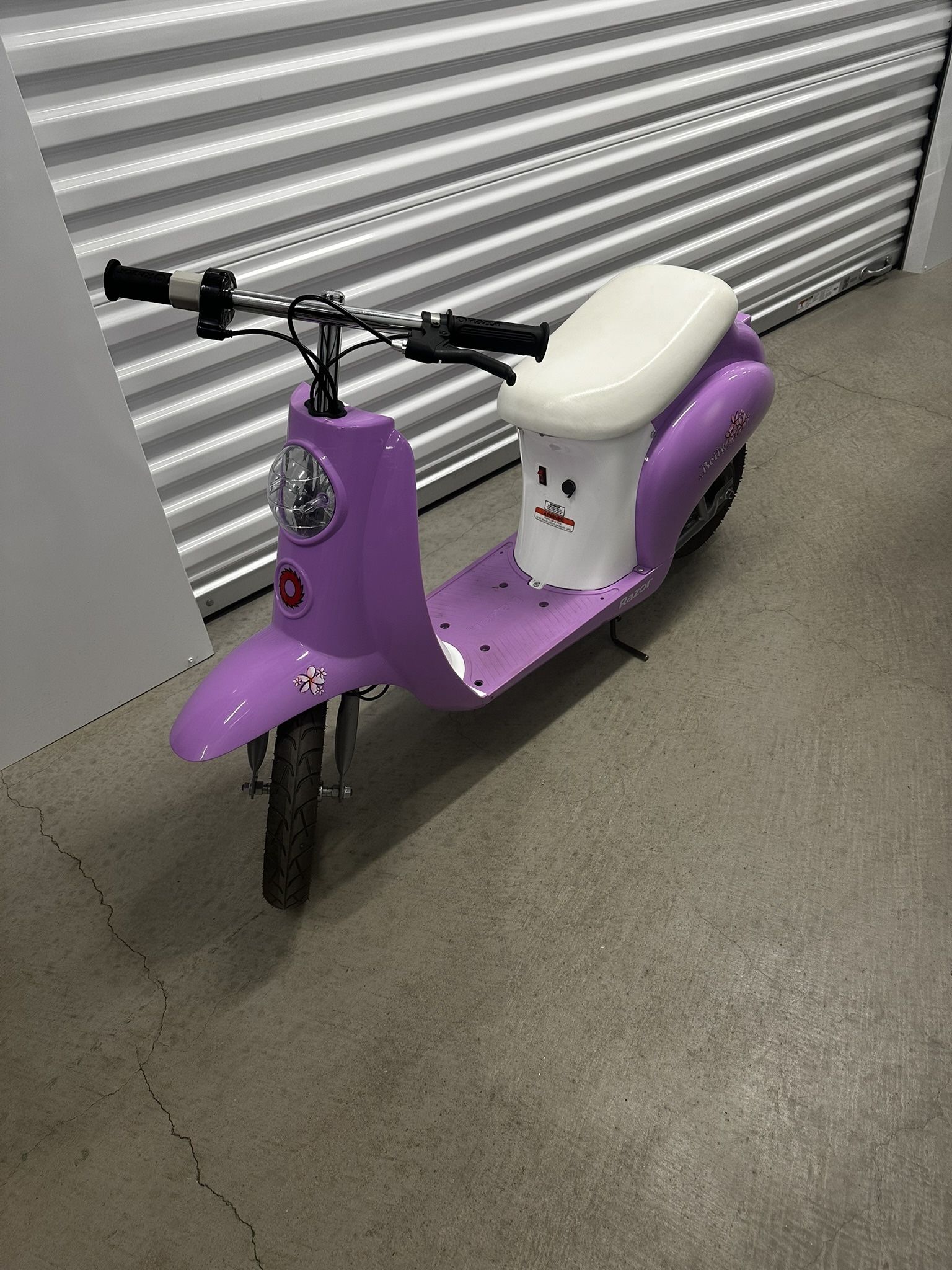Razor 24v Ride-on Vespa