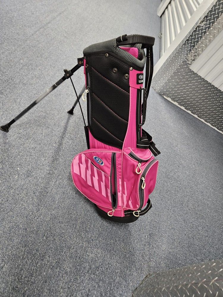 US Kids Golf Bag..stand type..like new. 26".