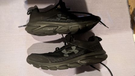 Black Under Armour athletic shoes in good used condition. Comfortable, durable, and ready to wear.